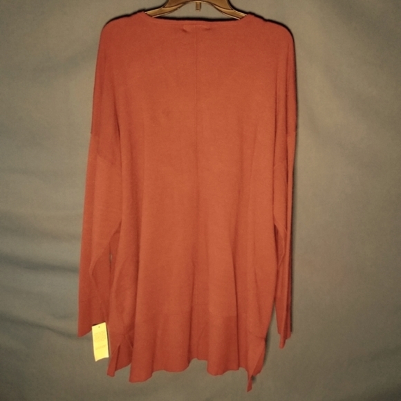 12 Thompson Women's V-Neck Sweater In Vibrant Cherry Pie Color - Picture 2 of 9